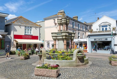 Luders patisserie at The Triangle in town centre of Teignmouth, south Devon, England, UK