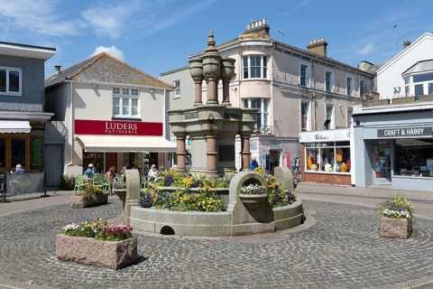 Luders patisserie at The Triangle in town centre of Teignmouth, south Devon, England, UK