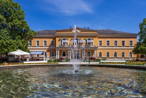 Fountain in the spa gardens with old spa house, spa town, Bad Hall, Traunviertel, Upper Austria,
