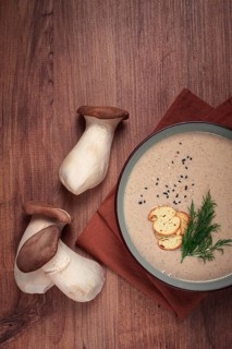 Mushroom cream soup, with dill and bruschetta, mushroom eringi