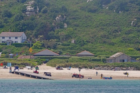 Coastal landscape with beach, houses and green hills in the background, relaxed atmosphere, Isles