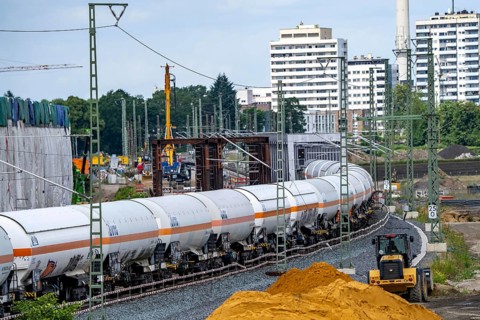 Reconstruction, extension of the Emmerich-Oberhausen railway line, three tracks, including 47 new