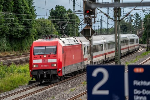 IC train, Intercity, on the line between Bochum and Dortmund, at Dortmund-Marten, multi-track line