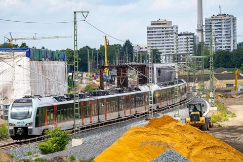 Reconstruction, extension of the Emmerich-Oberhausen railway line, three tracks, including 47 new