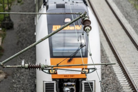 Traction current, overhead line, detail, tensioning of current-carrying lines, insulators, power