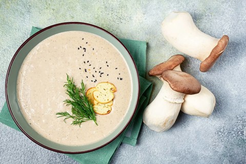 Mushroom cream soup, with dill and bruschetta, mushroom eringi