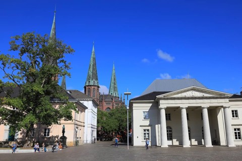 Schlossplatz with castle guard and St. Lambert's Church in the background, Oldenburg, Lower Saxony,