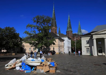 Schlossplatz with castle guard and St. Lambert's Church in the background, in front of it a pile of