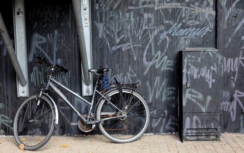 Zündapp women's trekking bike in front of a grey wall with graffiti, here in Oldenburg, Lower