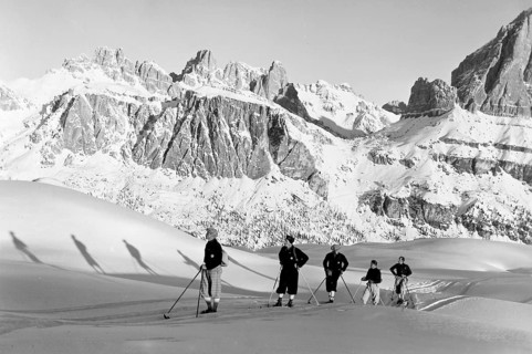 Winter skiing in front of the group Lagazuoi da Nuvolao, snow, group, Alps, mountaineers, skiers,