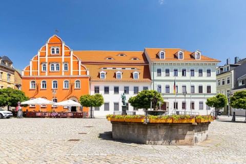 Medieval market square with town hall with Renaissance gable, monument to sculptor Ernst Rietschel