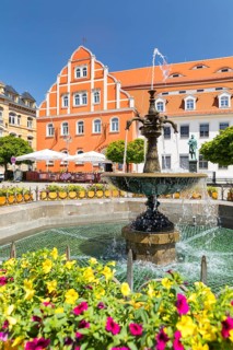 Medieval market square with town hall with Renaissance gable, monument to sculptor Ernst Rietschel