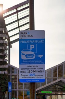 Private parking space with license plate recognition threat of contractual penalty, contractual