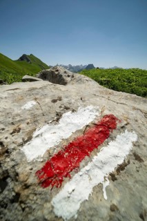 Trail marker on the Laufbacher-Eckweg, a demanding high-altitude hiking trail from Höfatsblick