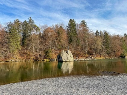 Georgenstein, rock with a saint in the river Isar with autumn colors, Isartal landscape protection