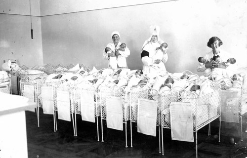 Newborn, hospital, maternity ward, birth, nurse, midwife, birth surplus, population development,