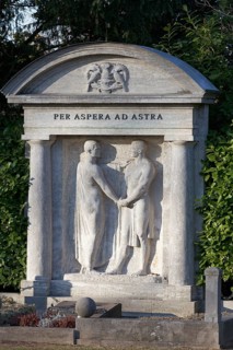 Grave relief, Two men say farewell, Per aspera ad astra, Trautvetter Brückner grave, Nordfriedhof