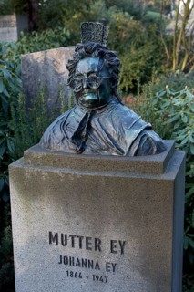 Honorary grave of gallerist Johanna Ey, mother Ey, portrait bust of sculptor Bert Gerresheim,