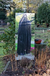 Photo of a stolen bronze figure at a grave site, metal theft, Nordfriedhof Düsseldorf, North