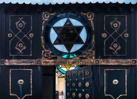 Entrance to the grave of the first Jewish mayor Dr. Eduard Reiss in Czernowicz, 1850-1907, Jewish