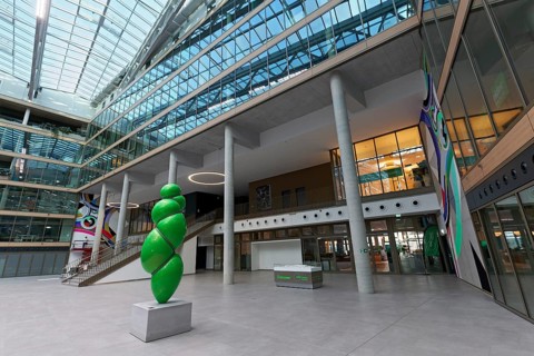 EUREF-Campus Düsseldorf, atrium with sculpture Blow up by Stephan Marienfeld, European Energy Forum