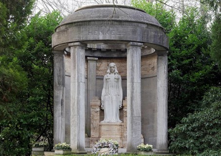 Tomb of the Henkel family of industrialists in the form of a temple, sculpture by Karl Janssen,