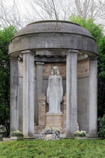 Tomb of the Henkel family of industrialists in the form of a temple, sculpture by Karl Janssen,