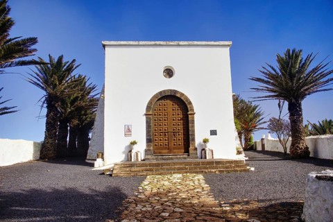 Small church (Ermita de Las Nieves) with palm trees in front of a clear sky, Mirador de Ermita de