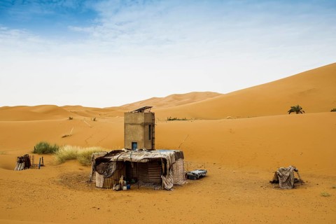 Traditional dwellings and sand dunes, near Merzouga, Meknès-Tafilalet region, Erg Chebbi, northern