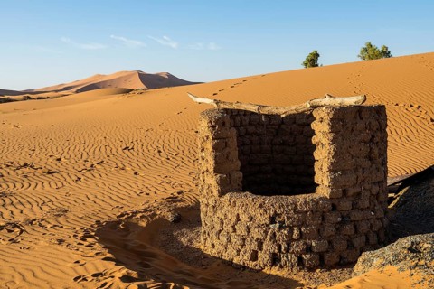 Fountains and sand dunes, near Merzouga, Meknès-Tafilalet region, Erg Chebbi, northern Sahara,