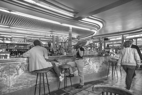 Café des Deux Moulins, location of the film The Fabulous World of Amélie, 15 Rue Lepic, black and