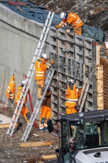 Construction work on a concrete retaining wall at the Duisburg-Kaiserberg motorway junction, on the