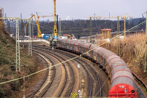 Freight train on the railway line at the Duisburg-Kaiserberg motorway junction, constricted lanes,