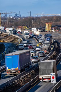 A3 motorway at the Duisburg-Kaiserberg interchange, constricted lanes, heavy traffic, complete