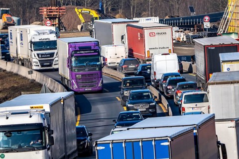 A3 motorway at the Duisburg-Kaiserberg interchange, constricted lanes, heavy traffic, complete