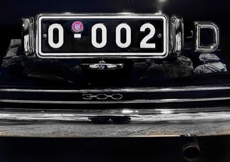 Number plate 0-002 on Adenauer's company car, Mercedes 300, detail, House of History, Bonn, North