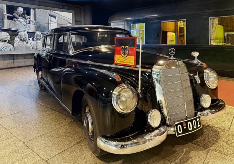 Adenauer's Mercedes 300 with saloon car 10205, historical film in the background, House of History,