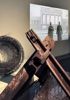 Construction of the Wall as a presentation in the House of History with original material and