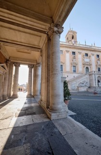 Arcade, columns of the Palazzo Nuovo in the morning light, Senators' Palace (Palazzo Senatorio) in