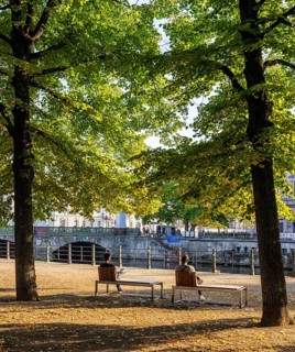 Summer lifestyle, tourists and passers-by in the pleasure garden in Berlin-Mitte, Berlin, Germany