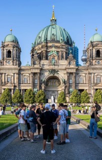 Young tourists in the Berlin Pleasure Garden, Berlin Cathedral, Berlin, Germany