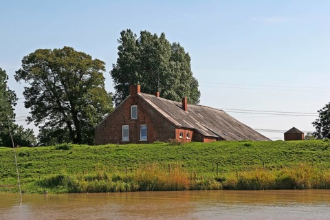 Farmhouse behind the river dike, Leda and Jümme catchment area, Leer district, Lower Saxony, East