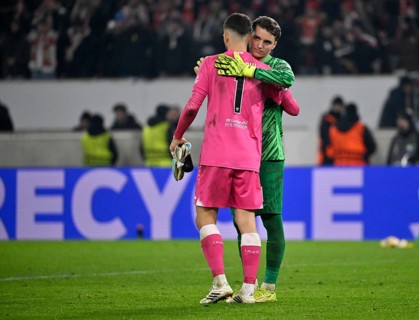 Goalkeeper Marvin Keller BSC Young Boys Bern (01) congratulates goalkeeper Fabian Bredlow VfB