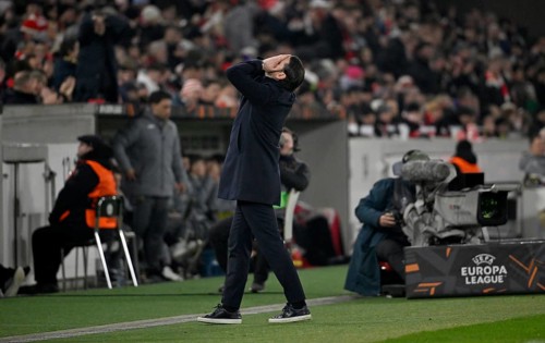 Coach Gerardo Seoane BSC Young Boys Bern on the sidelines disappointed gesture soccer, UEFA EUROPA