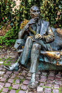 Bronze sculpture by sculptor Karol Badyna, Hero of the Second World War, Kazimierz Jewish Quarter,