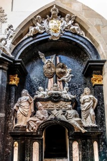 Tomb of Michal Korybut Wisniowiecki and Maria Eleonora Wisniowiecka, Wawel Cathedral, Coronation