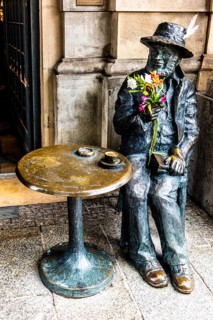 Life-size bronze sculpture as a memorial to Piotr Skrzynecki, Polish choreographer and cabaret