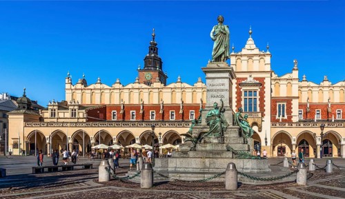 Rynek with Cloth Hall and Adam Mickiewicz Fountain, from 13th century, Main Market Square, landmark