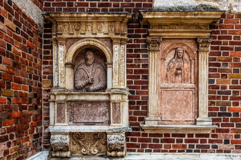 Stone epitaph at St Barbara's Church for the pharmacist and city councillor Jerzy Pipan (died 1566)