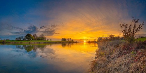 Intensive sunset on the Weser, Mahlen, Hassel, Nienburg, Lower Saxony, Germany